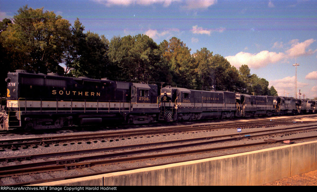 SOU 2708 and others in Glenwood Yard